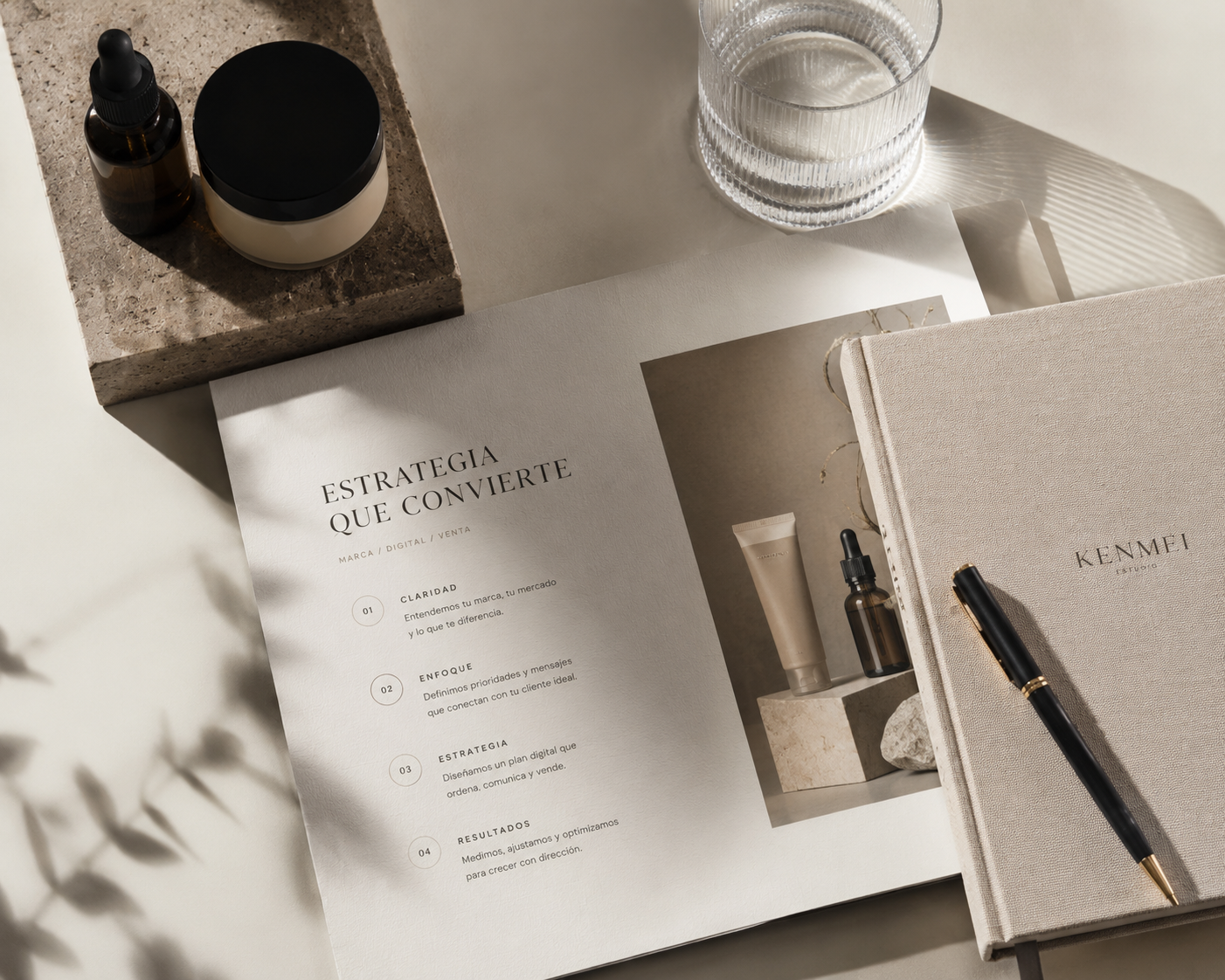 Mesa de estrategia digital y dirección de marca para empresas beauty y wellness